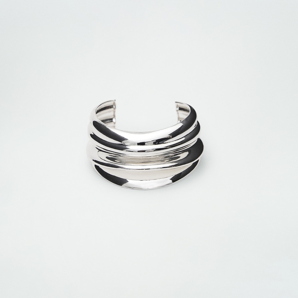 Mango
SELECTION
EMBOSSED  BRACELET - Picture 6 of 8
